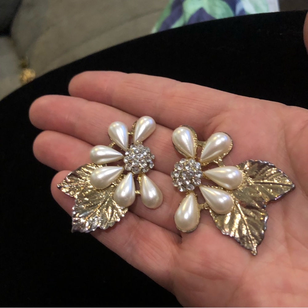 Faux Pearl/gold Vintaged earrings Floral leaves artistic 80s fashion jewellery. - Picture 5 of 9